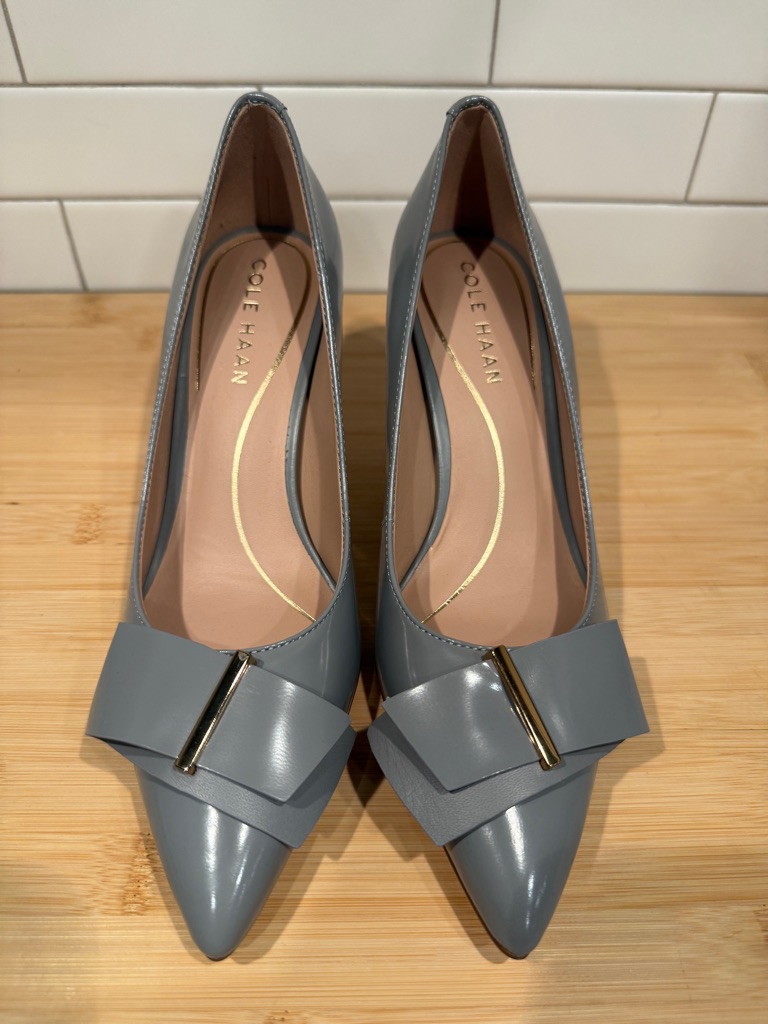 Cole Haan Felicia Bow Gray Pointed Toe Pumps With Gold Accent Size 6